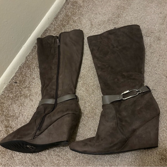 Brown Suede Knee-High Heeled Tall Boots Size 10 - Picture 10 of 10